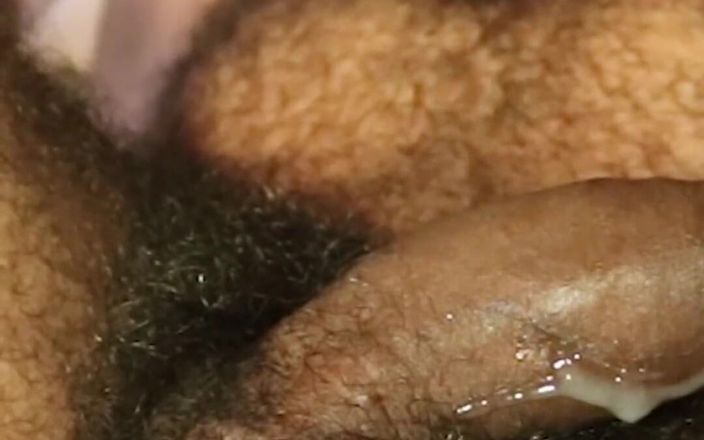 Josehairycum: Hombre peludo derrama semen en su pierna