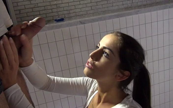 Magmafilm: पूल की सफाई करने के बजाय वह उसके लंड को साफ करती है