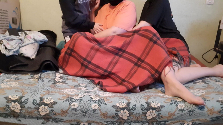 Lesbian-illusion: Mentre stavamo guardando un film, la mia matrigna ha iniziato...