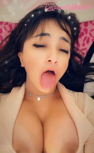 Emanuelly Raquel: Sembah buah dada dan Ahegao