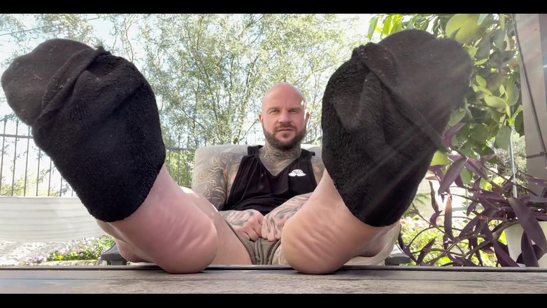 Jasons feet: 刚从健身房回来，我就坐在后院