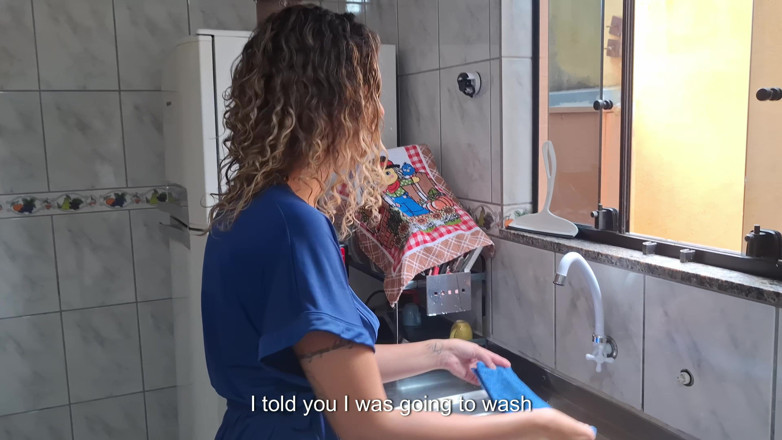Gabi SweetCouplesStories: Sora vitregă leneșă ia o pulă din spate în bucătărie