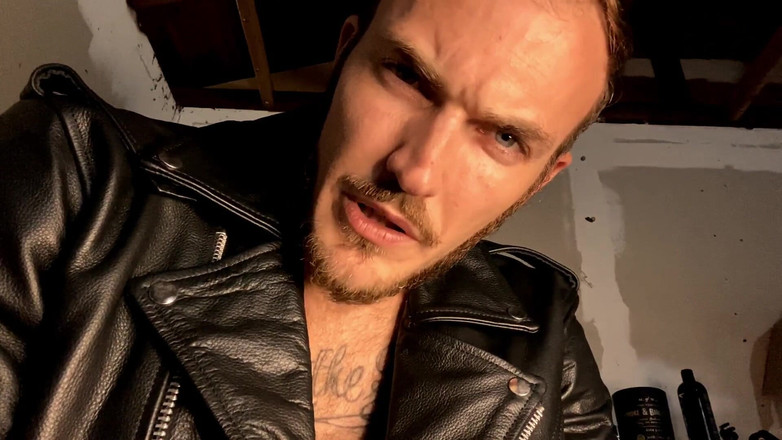 Christian Wilde: Christian Wilde धूम्रपान करती है और तुम्हें अपने गैरेज में रखती है