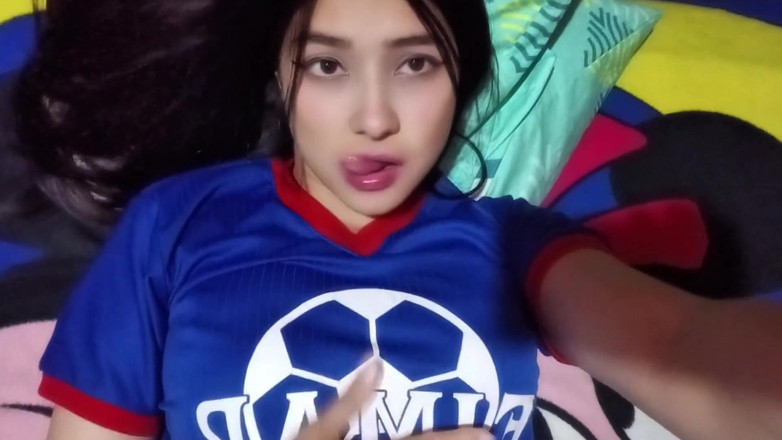 Yuli and tony: Aku setuju untuk berbagi kamar dengan saudara tiriku dan kami...