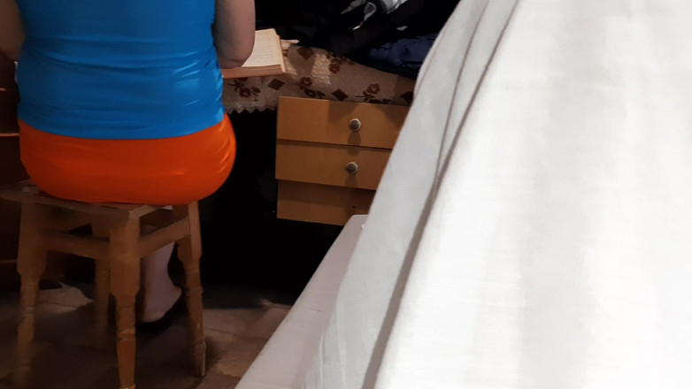 Lesbian-candys: Sementara tetanggaku menulis makalahnya, pacarnya menggodaku dan kami muncrat pada...