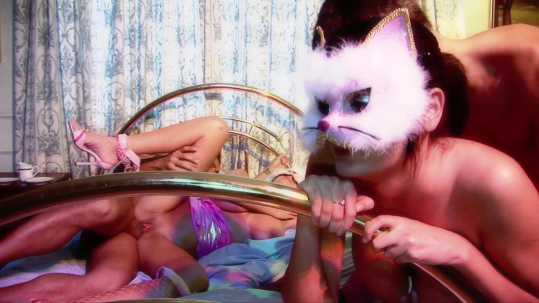 Miami Reality: Dvě hravé holky v kočičích šatech šukají dvě dobře zavěšené perverzáky