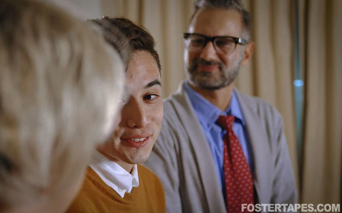 Foster Tapes: Dee Williams, belle-mère adoptive à gros nichons, prend le sperme chaud...