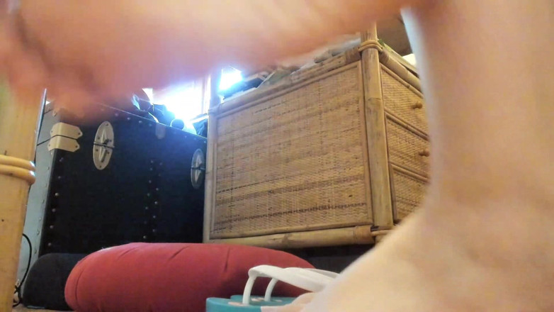 Nicoletta Embassi: 匂いを嗅がせて崇拝する机の下のおいしい足