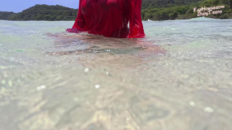 Shiny teens: 910 în ciorapi sub apă