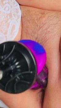 Gorąca żona zostaje wbita przez wielkiego dildo na maszynie do pieprzenia