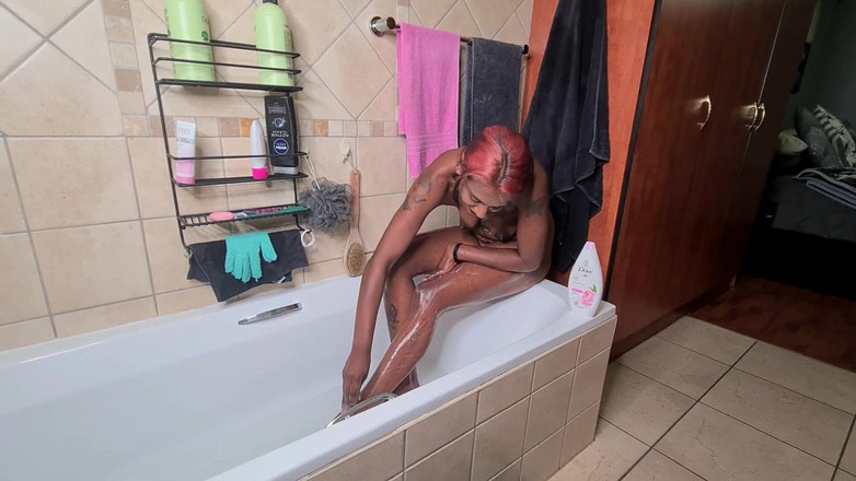 domslutfucker: India tatuada de tetas caídas se afeita las piernas y...