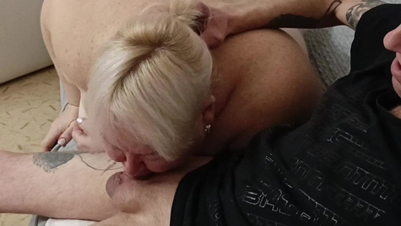 Zona901: Jiran mengongkek batang saya dengan mulutnya