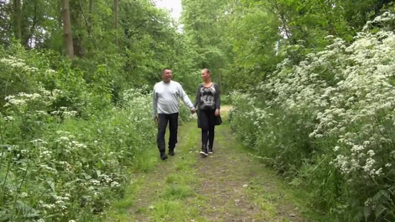 Deutschland porn: Çarpıcı ve seksi sarışın büyük sert yarağa biniyor