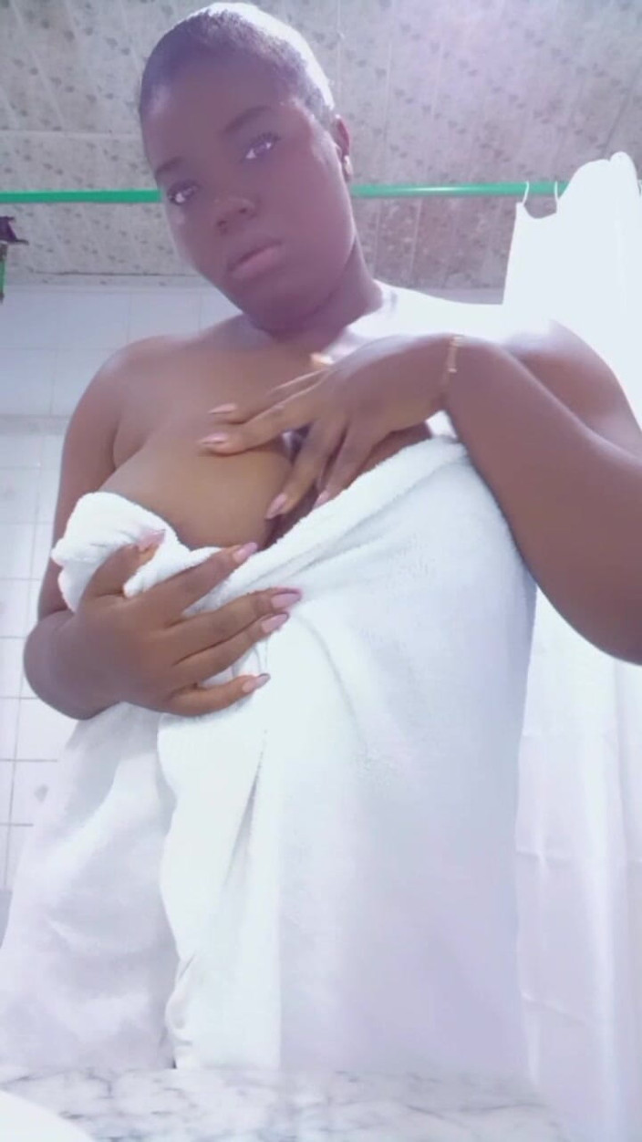 Slutmelly: Chica traviesa en la ducha