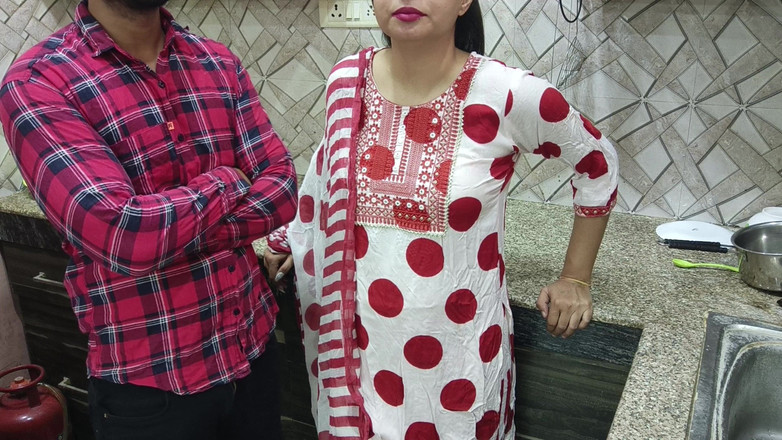 Hornycouple149: 性感的继母sara同意让她好奇的继子在厨房操她！