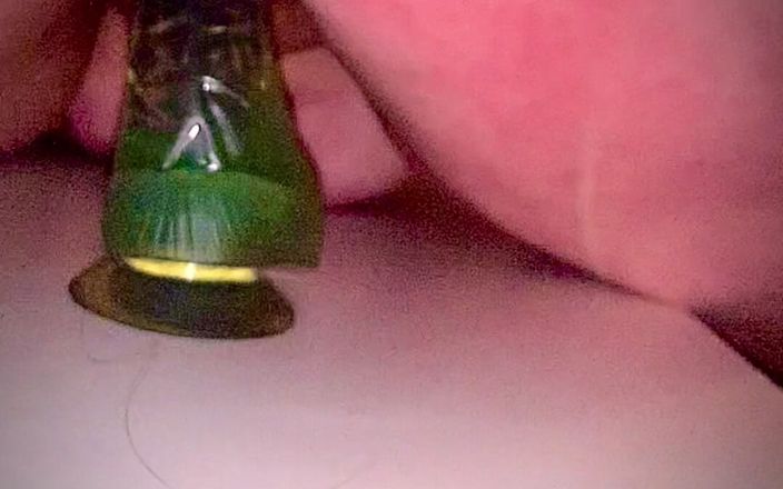 We love porr: Rosing a Nog Green Dildo in My Bathrom