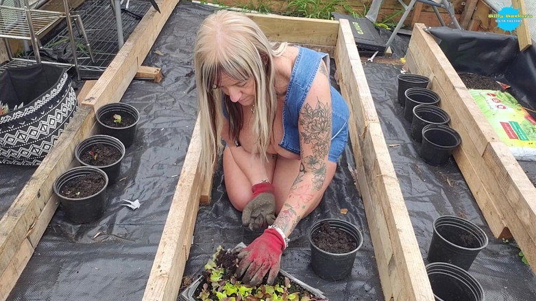 Willy Wanker's filth factory: BBW 주부의 원예 시간