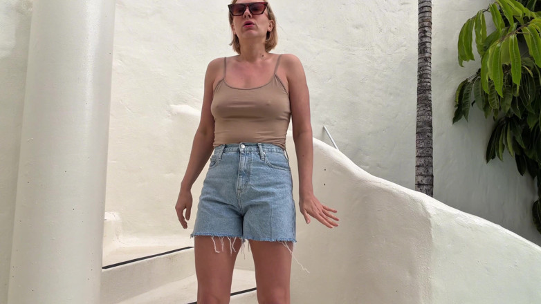 Emma Voyeur: Quần đùi denim làm ướt tuyệt vọng trên sân thượng: không thể...