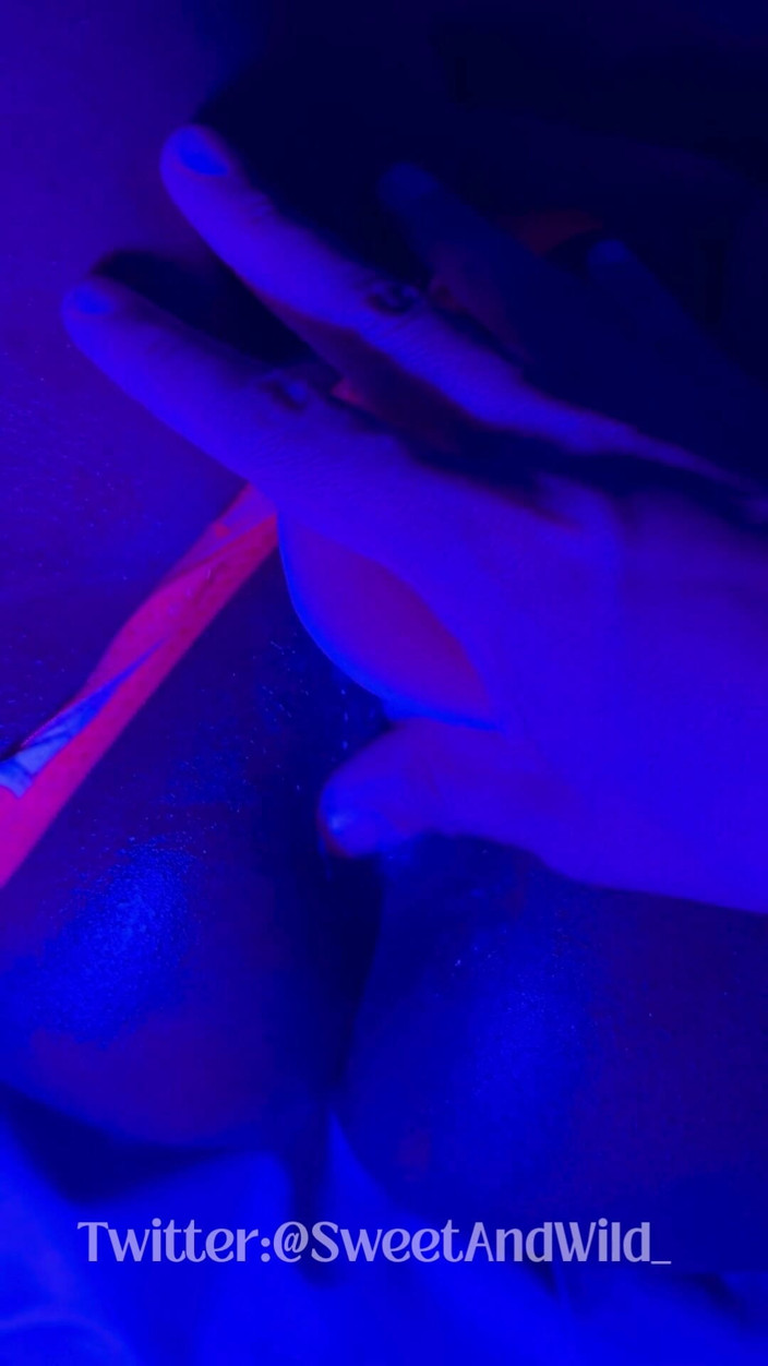 AfroLatinCouple: Une déesse noire fuit son string et squirte avec un...