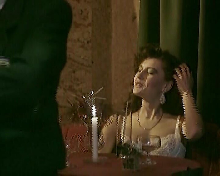 Deutsche Camgirls: Une Allemande aux cheveux courts fait plaisir à deux bites en...