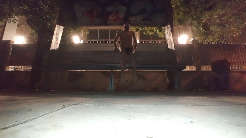 Dan Eagle: Nuda all'aperto alla fermata dell'autobus