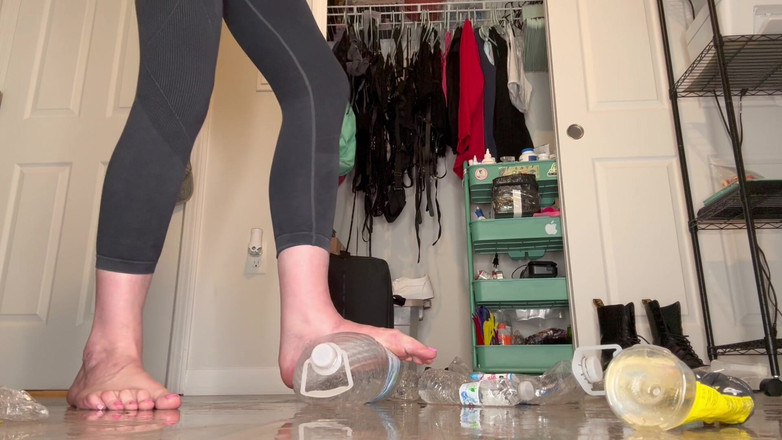 Peppermint Giantess: Schiacciamento con bottiglia d'acqua con piedi grandi di taglia 16