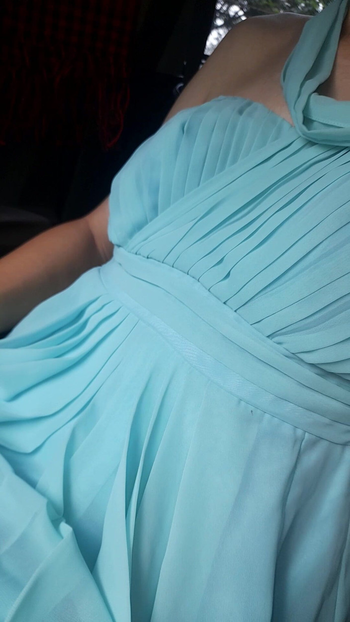 Naomisinka: साटन लाइनिंग के साथ नीली शिफॉन पोशाक पहनी वीर्य