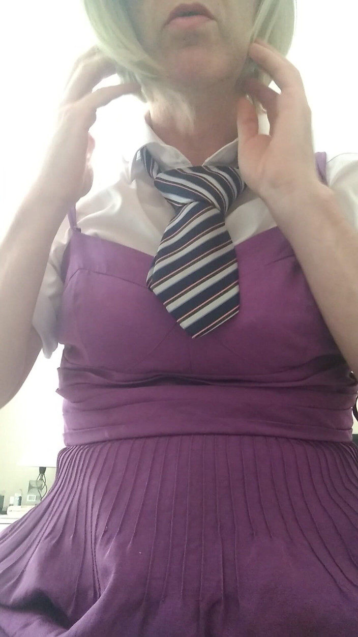 Cindy Belfast: Студентка-транс с плагом в киске кончает от клитора