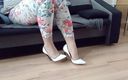 High Heels Kingdom: Crossdresser colgando en blanca cuchilla casadei con tacones altos