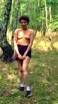 Zralá brunetka prstí kundičku v Forest Frenzy