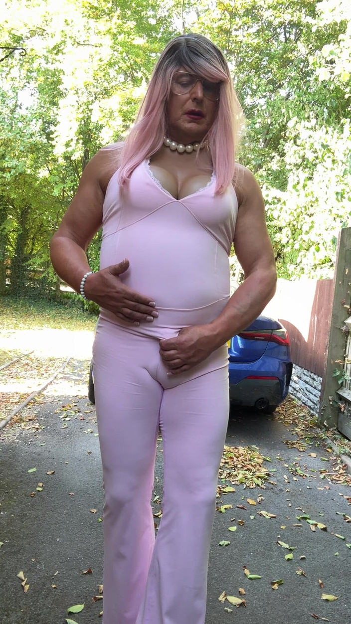 Kellycd2022: Crossdresser Kellycd2022 em macacão rosa e salto alto