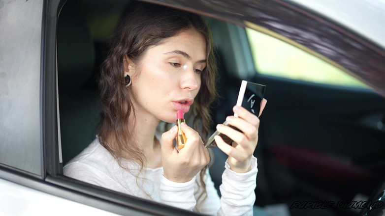 Rarible Diamond: Неслухняна школярка, рожеві знаки помади