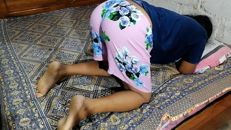 Sweety In Bed: 在房间里发现妻子的最佳硬姿势卡住了