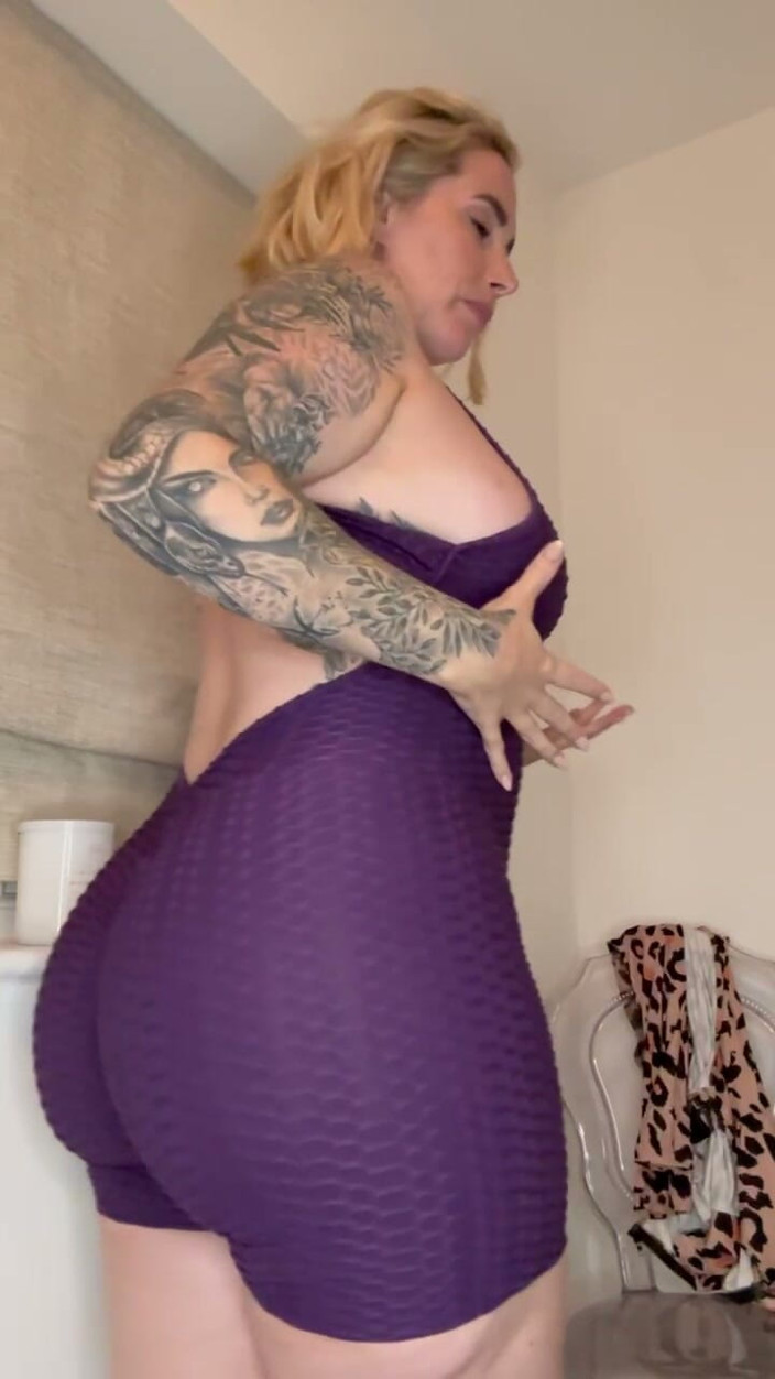 Paige Turnah: 긴장을 풀 수 있도록 애타게 애무하는 큰 엉덩이 친구