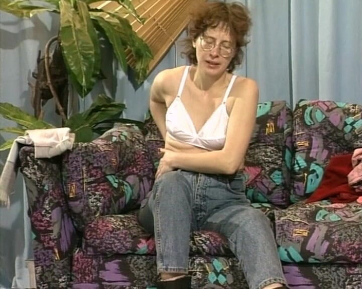 YOUR FIRST PORN: Hairy Simone ukazuje svůj křoví