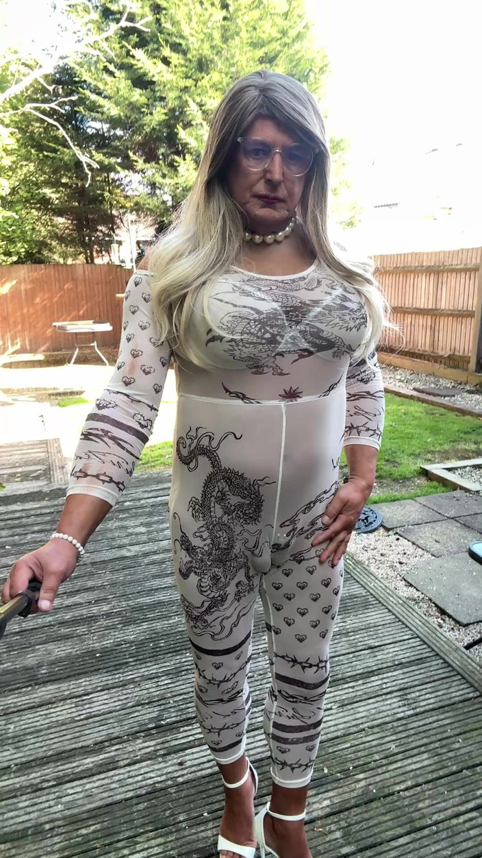 Kellycd2022: Sexy Crossdresser Kellycd2022 v sexy bílé kombinéze a podpatcích