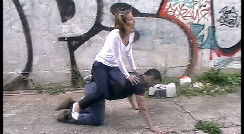 Femdom Austria: Călcând pe un teren rece și dur de piatră