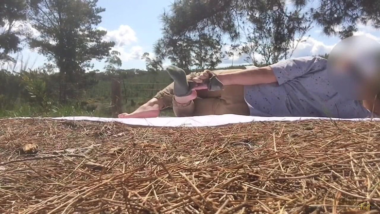 Manlyfoot: 緑の大地 - 緑の靴下 - 手付かずの自然公園のピンクの靴底 - 景色と匂いを嗅ぐ