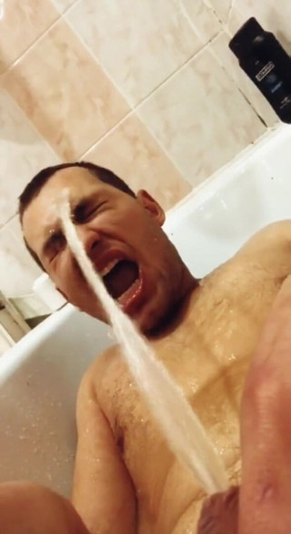 Merry Bell: 自分の顔に放尿