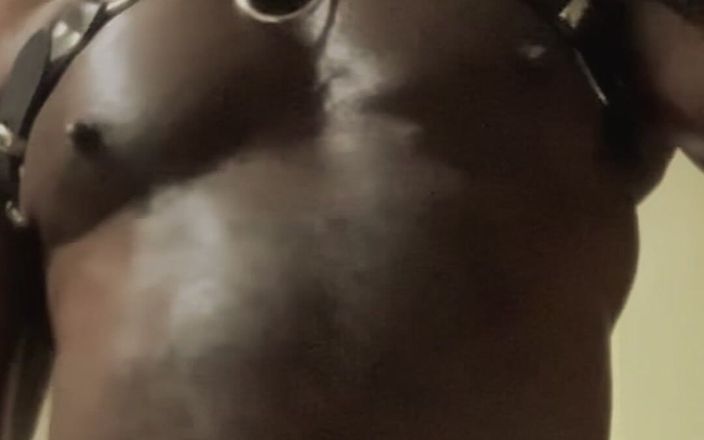 Black smoking muscle stepdad: セクシーなレザーとタイトフィットの服装の喫煙シーン