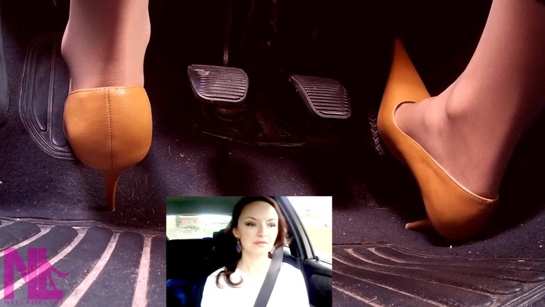 Nyllady: Conducere în piele pompe îndreptate și ciorapi nud