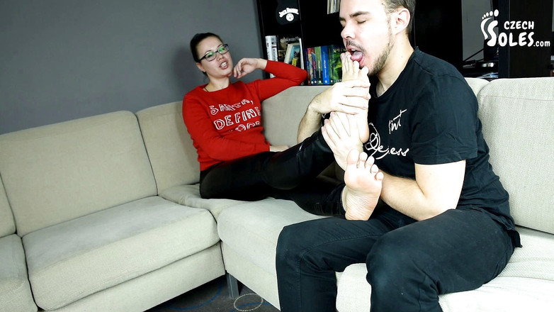 Czech Soles - foot fetish content: Hamba kaki untuk stoking dan kakinya yang berbau