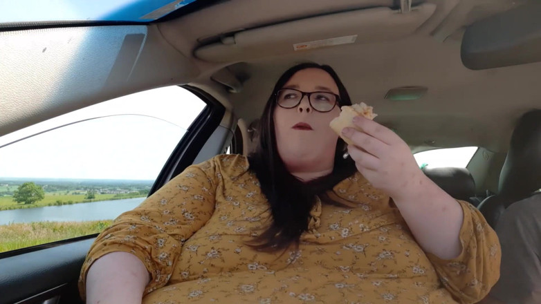SSBBWLadyBrads: Eating food in car with buddy