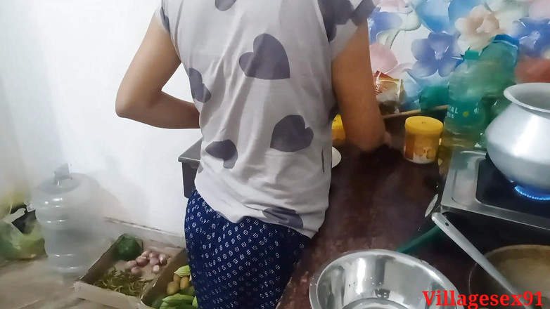 Villagesex91: Berkongkek dengan isteri di dapur dengan saree merah