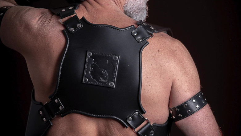 MusclesCigarsFFPig: 一个穿着机械师服玩弄、抽烟斗的爸爸