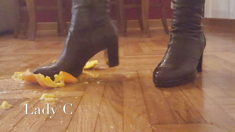 Lady Claudia: संतरे को कुचलना