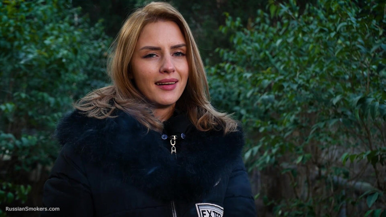 Russian Smokers: Absolutely Stunning Lady Is Smoking 120mm Saratoga Cigarette in the Park