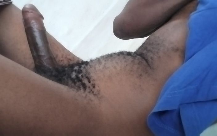 Kenyandick: Bărbat negru african păros, singur acasă, savurându-se