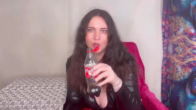 MissFFW: Slečna Ffw si užívá fizzy drink a burping