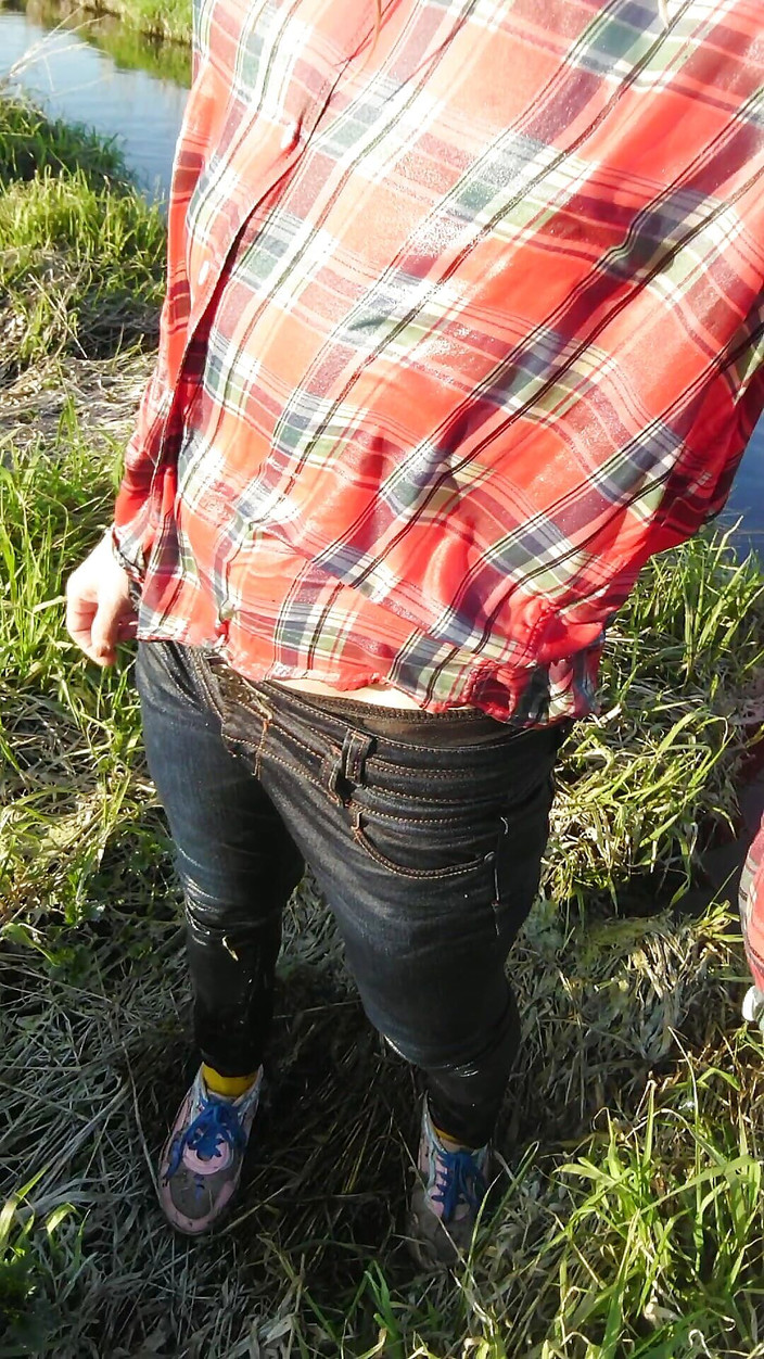 Alexa Cosmic: 穿着牛仔裤和衬衫在河里游泳。